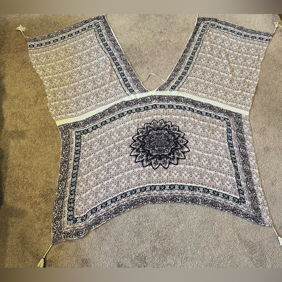 Ecoté sheer poncho with intricate patterns, beading and tassels - Picture 11 of 13